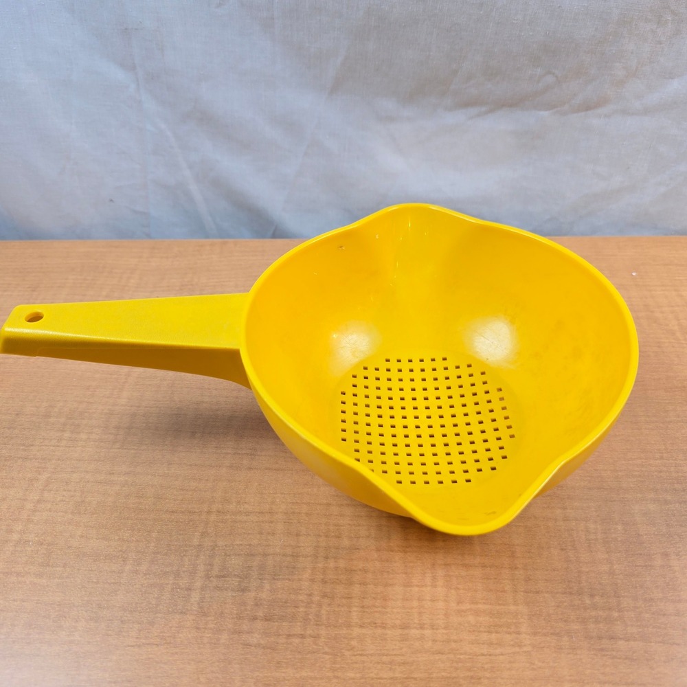 Tupperware #1200-9 Yellow 1 Quart Strainer Colander w/ Handle‎ Vintage 7"